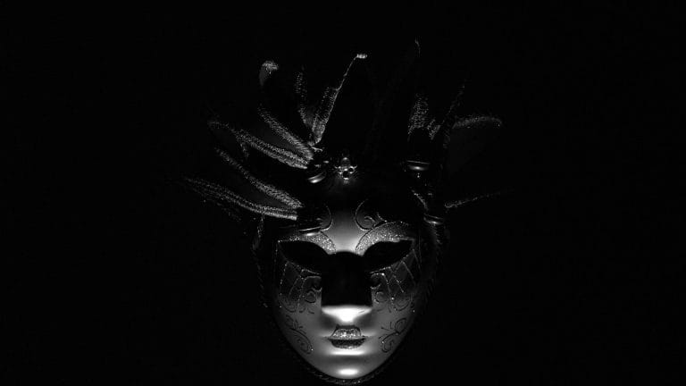 Persona con máscara ocultando su rostro, simbolizando el Síndrome del Impostor y la falta de confianza en uno mismo.